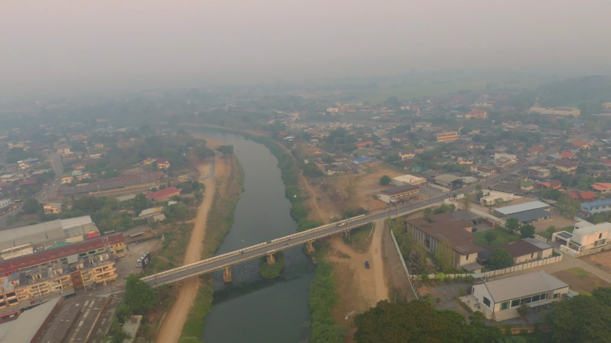 ลำปางอ่วม! สำลักฝุ่นขาวโพลนรับสงกรานต์ ไฟป่าลามไม่หยุด ดัน PM2.5 ทะลุโซนแดง