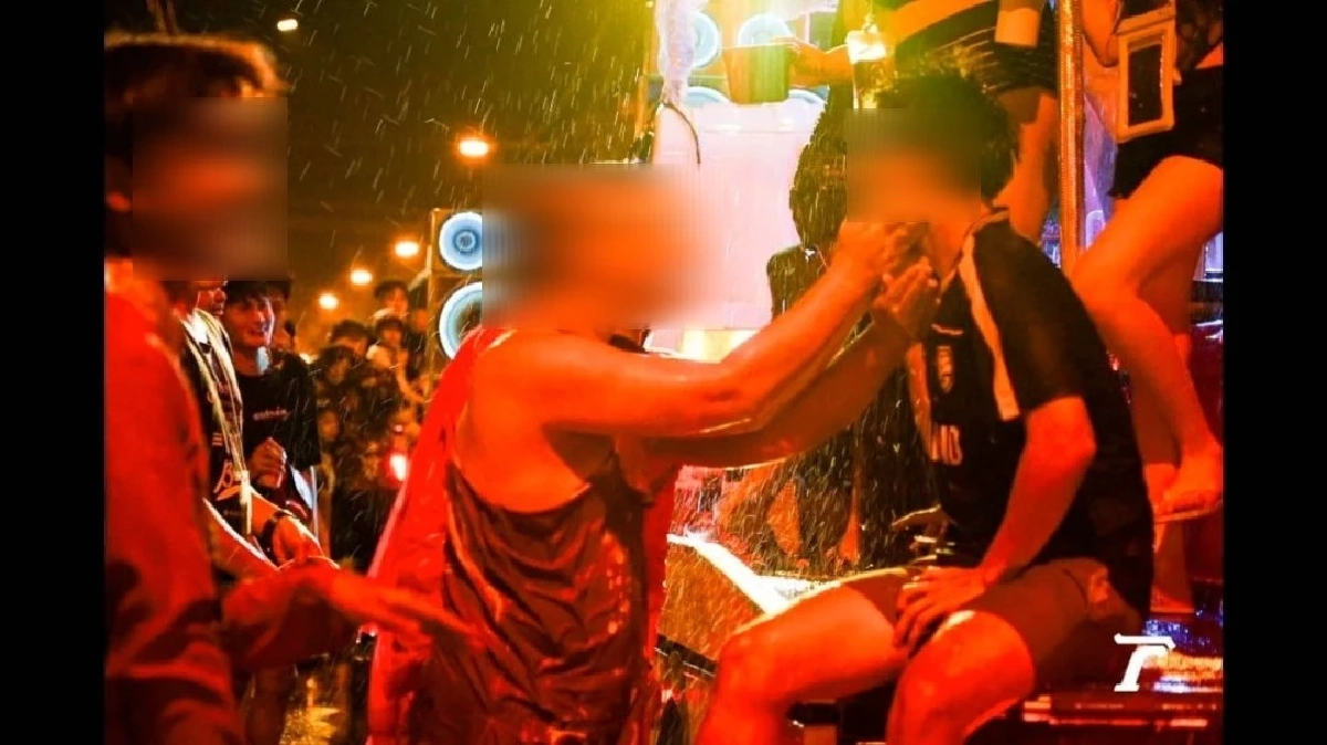 ​สั่งลงโทษแล้ว! "ผู้ช่วยเจ้าอาวาส" เล่นน้ำสงกรานต์ ปะแป้งนักท่องเที่ยวหน้าวัด