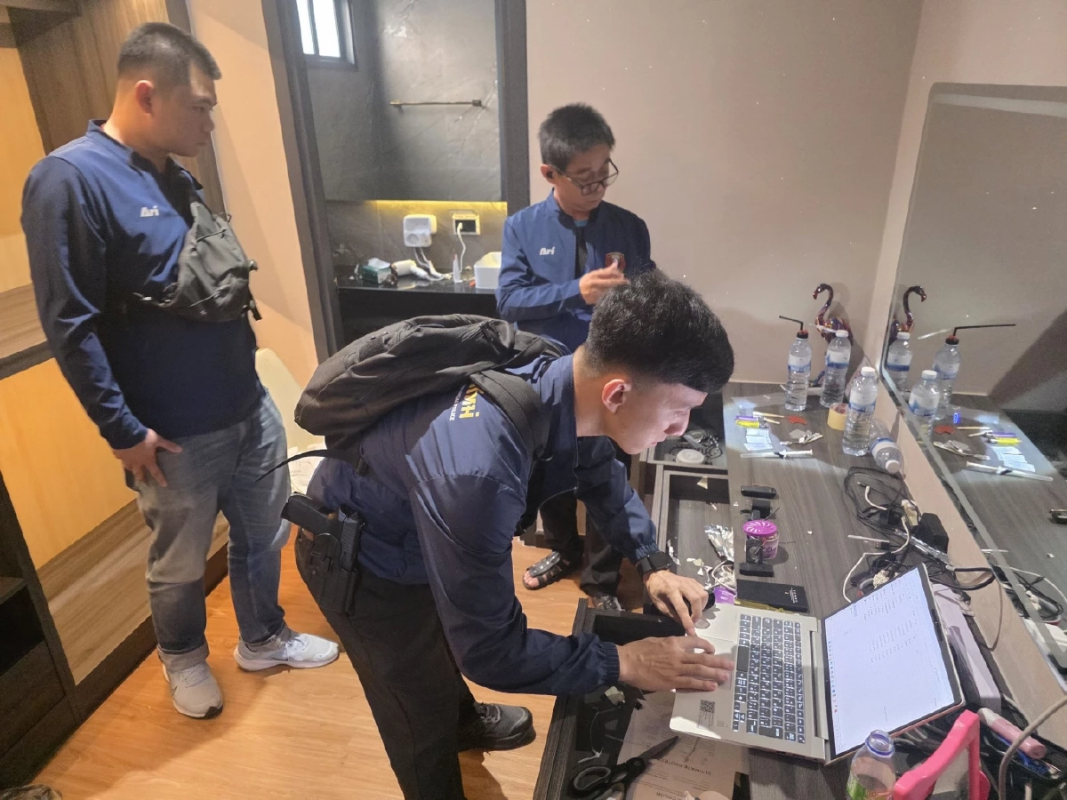 ตำรวจบุกคฤหาสน์หรู จับหนุ่มซ่อนกล้องควบคุมระยะไกล ในห้องน้ำหญิง