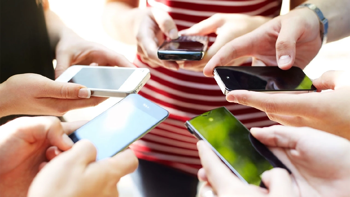 EU สั่ง! แบตมือถือต้องถอดเปลี่ยนเองได้ เริ่มปี 70 จับตา Apple อาจได้สิทธิพิเศษ