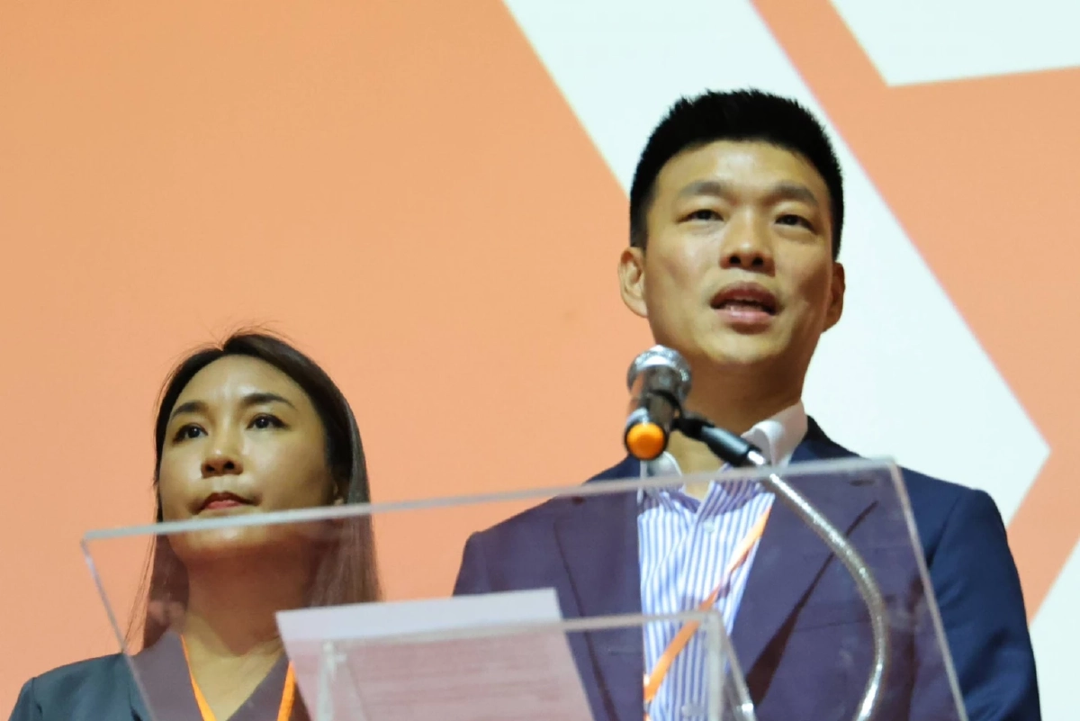 "เท้ง" นำ 10 สส. แถลงสู้คดีจริยธรรม ยันแก้ 112 ไม่ได้มุ่งร้ายระบอบฯ  จากนี้ไร้เพดานไม่เลิกอุดมการณ์