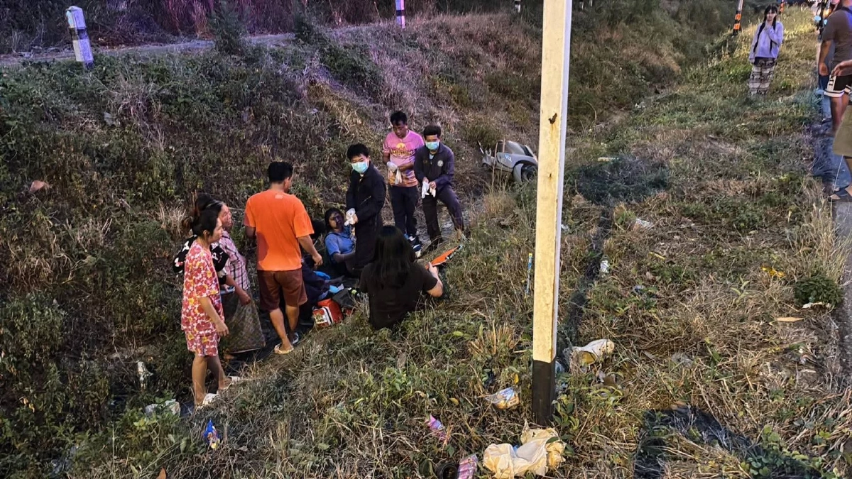 กระบะตีนผี ชนแล้วหนี ทิ้ง จยย.ซ้อน 5 เจ็บระนาว เด็กน้อย 3 รายร่ำไห้ระงม