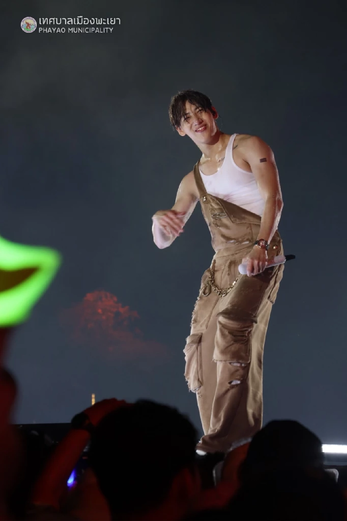 "แบมแบม" โชว์ร่างทอง ขึ้นคอนเสิร์ต ลุงนัสทำถึง! กว๊านพะเยาแตกแล้วจ้า