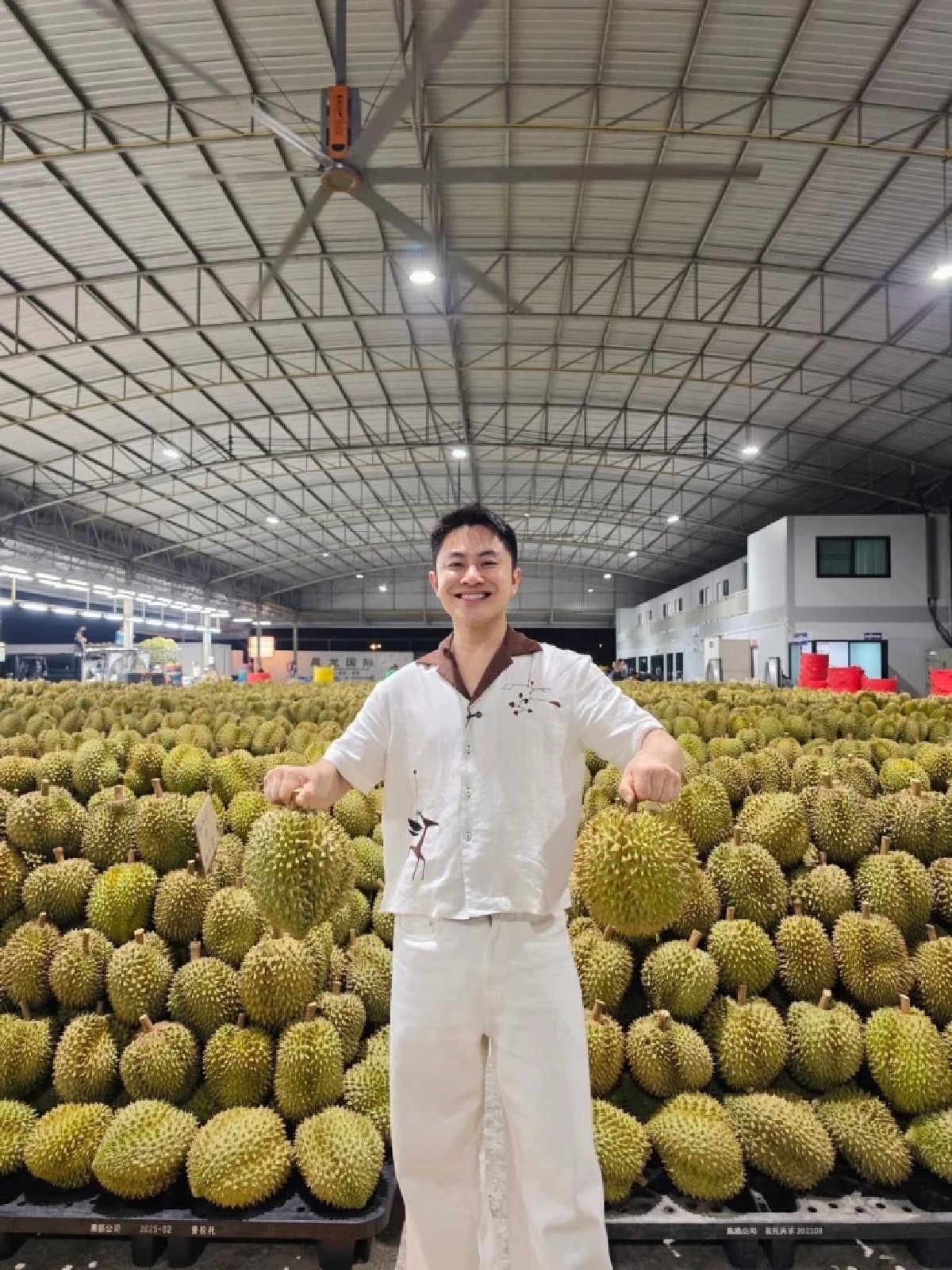 วิจารณ์เพียบ! "วิน วิลเลียม" เหมาทุเรียนเกรดส่งออก เอามาขายหลักสิบบาท