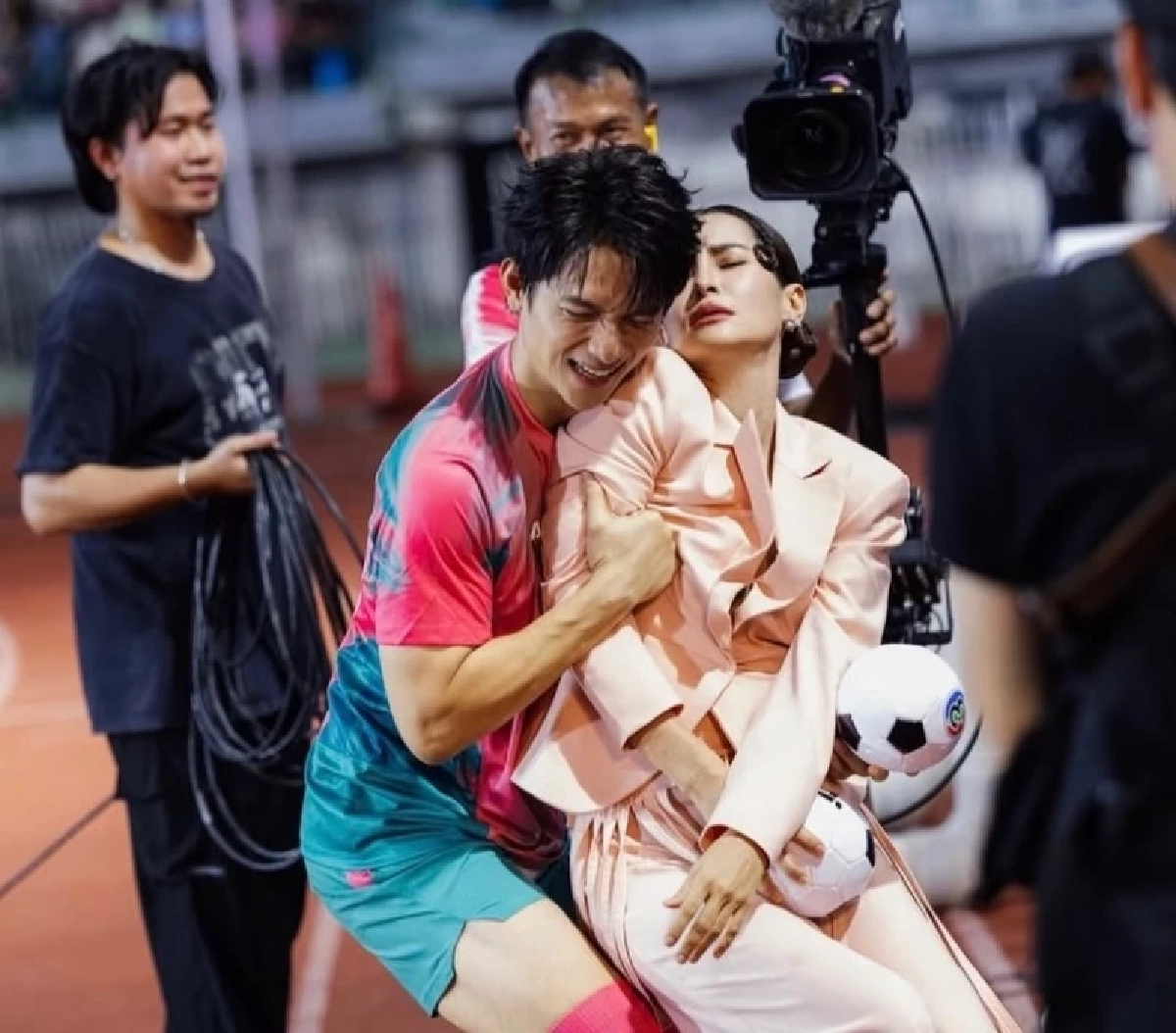 "แอน ทองประสม" ตอบดราม่า โดนเตะบอลอัดหัว "แจ็ค จักรพันธ์" ขอโทษเป็น 10 รอบ