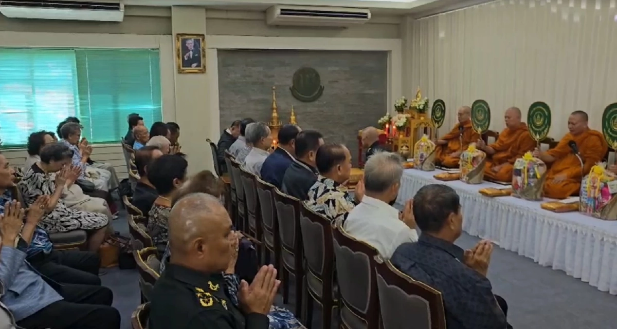 ป่ารอยต่อแตก! แห่รดน้ำดำหัว "บิ๊กป้อม" พรึบ ตท.6-คนดังพรึบ รับพรสงกรานต์ 69