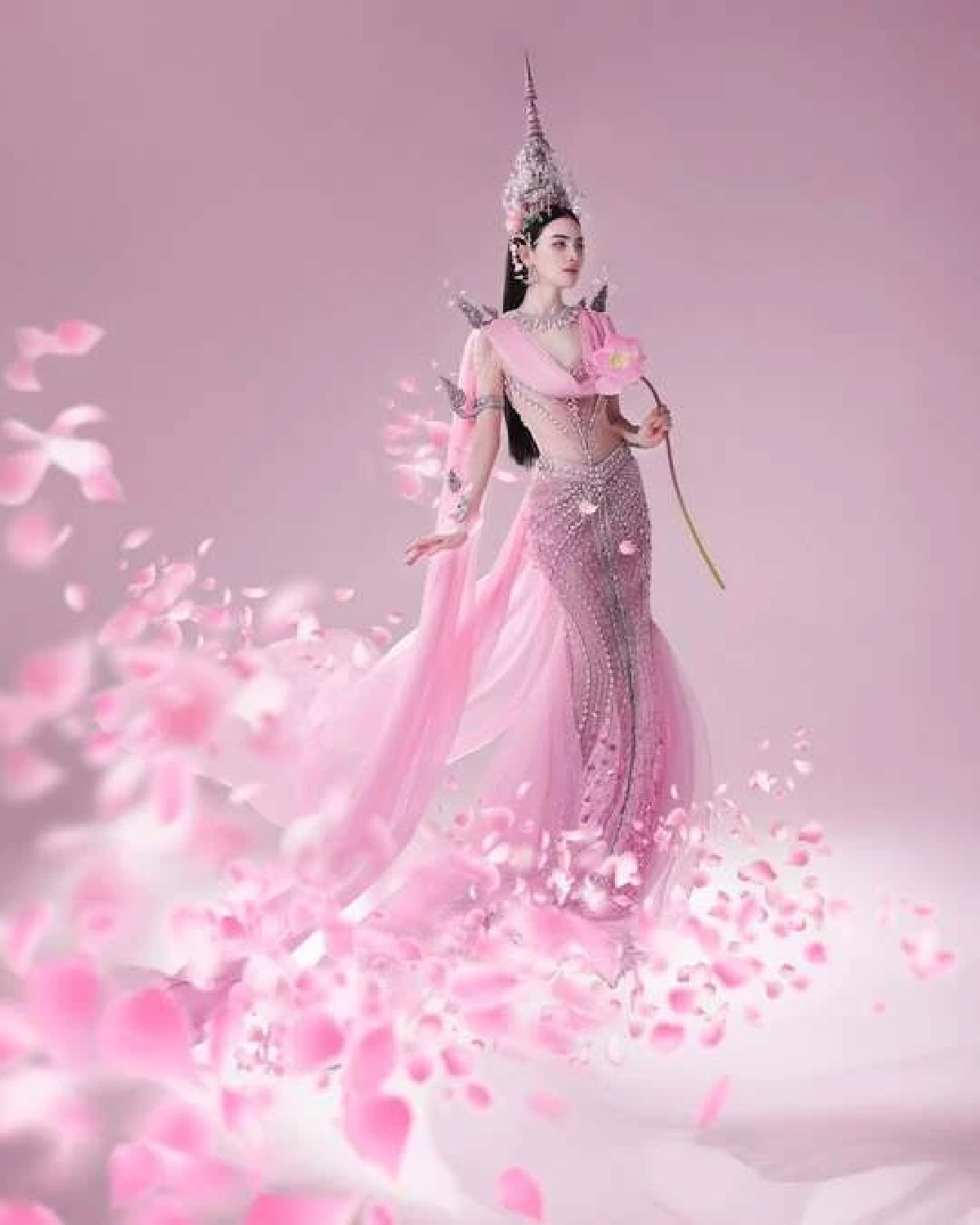 สวยตาแตก! "ใหม่ ดาวิกา" แปลงโฉม เป็นนางสงกรานต์ 2569 สุดจึ้ง