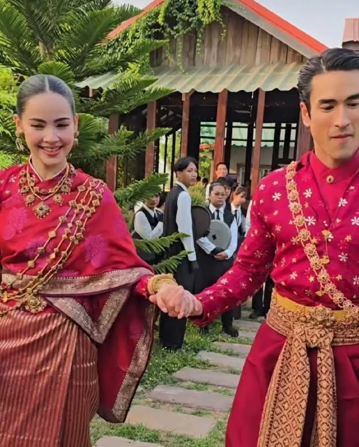 โมเมนต์หวาน ! ณเดชน์ ยกขบวนขันหมาก ขอ ญาญ่า บรรยากาศสุดชื่นมื่น