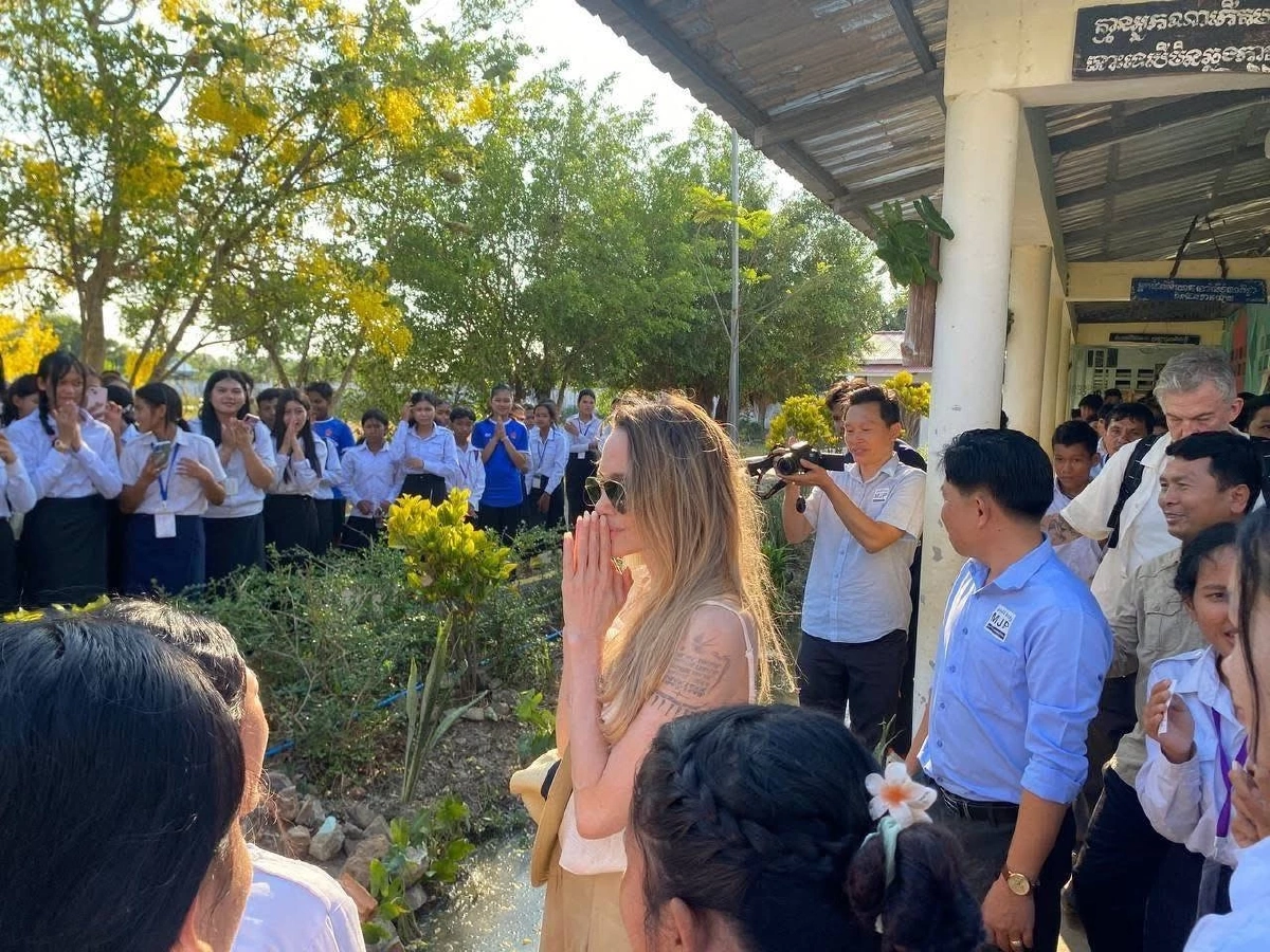 เฟคนิวส์อีกแล้ว! กัมพูชา ตัดต่อรูป โจลี-ลูกสาว หลังมาเยือนเมื่อต้นเดือน