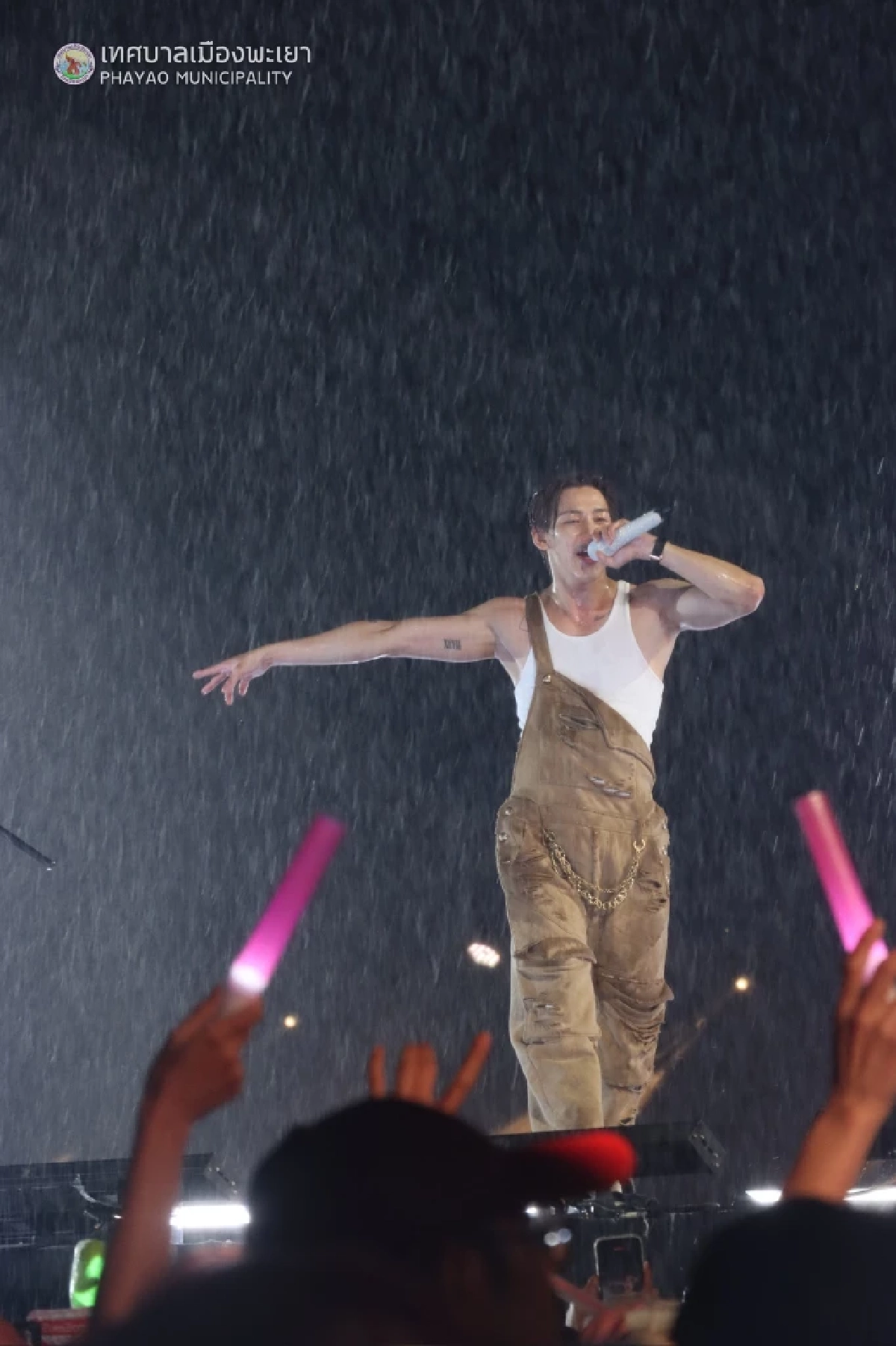 "แบมแบม" โชว์ร่างทอง ขึ้นคอนเสิร์ต ลุงนัสทำถึง! กว๊านพะเยาแตกแล้วจ้า