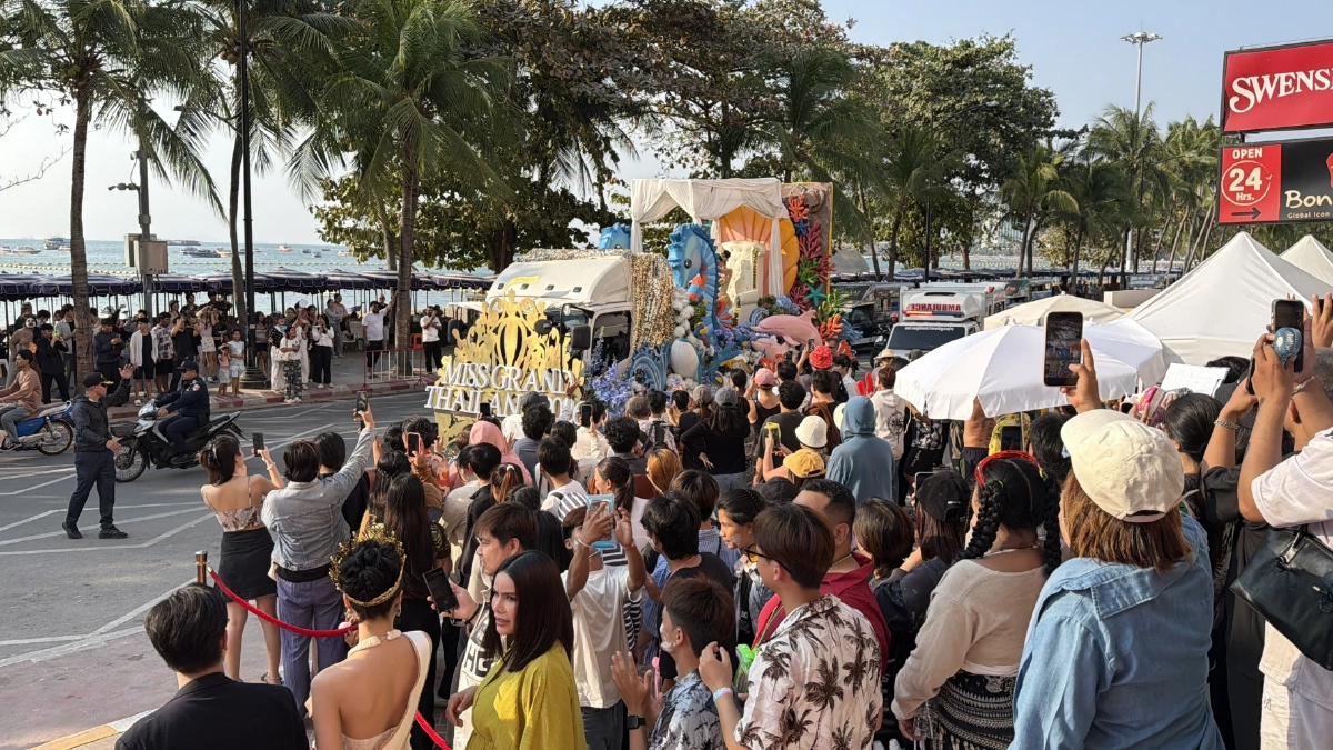 ชาวชลบุรี แห่ต้อนรับ “หนิง ปีทมา” อย่างยิ่งใหญ่ ฉลองมงทอง