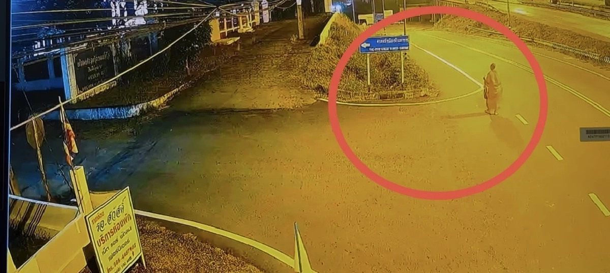 พบภาพ "เจ้าอาวาสวัดสนามไชย" เดินเท้าขึ้นสะพานข้ามแม่น้ำปิง ท่าทางเหม่อลอย