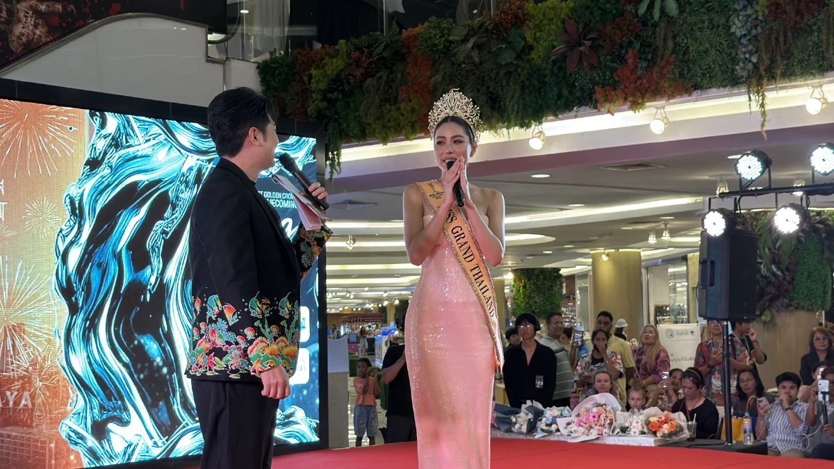 ชาวชลบุรี แห่ต้อนรับ “หนิง ปีทมา” อย่างยิ่งใหญ่ ฉลองมงทอง