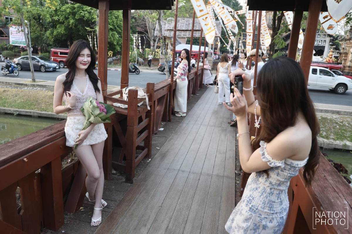 ขึ้นตามความนิยม! ดอกบัวที่เชียงใหม่ พุ่งช่อละ 120 หลังวัยรุ่นแห่ถือถ่ายรูป