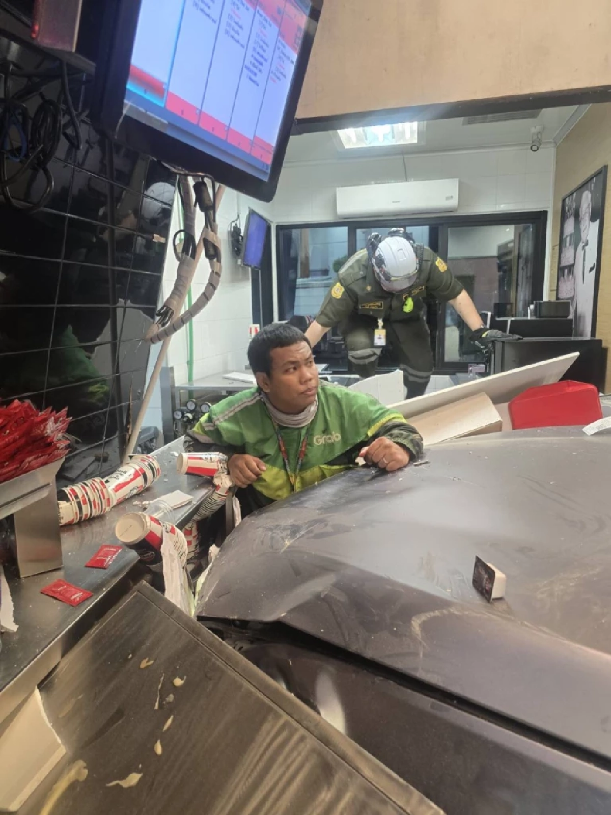 ระทึกเก๋งพุ่งอัด KFC กลางปั๊มดัง ไรเดอร์-ลูกค้าเจ็บระนาว 6 ราย (มีคลิป)