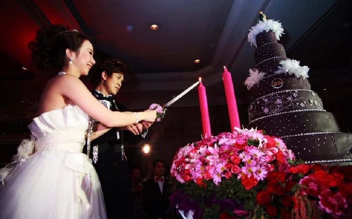 แซวยับ! "เบียร์ ใบหยก" เปิดภาพแต่งงาน "บี สุนทรี" เมื่อ 17 ปีที่แล้ว