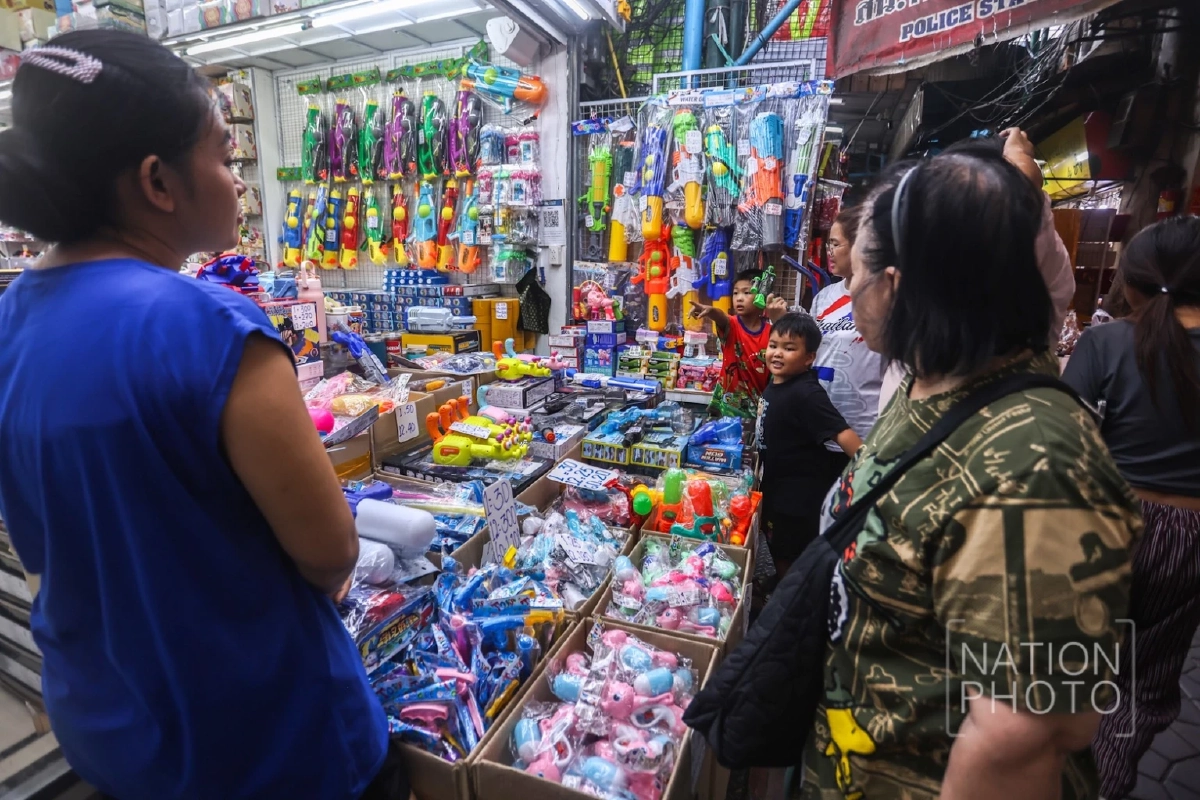 ผู้ค้าในสำเพ็ง เริ่มขายปืนฉีดน้ำ แม้หวั่นเศรษฐกิจฉุดยอด