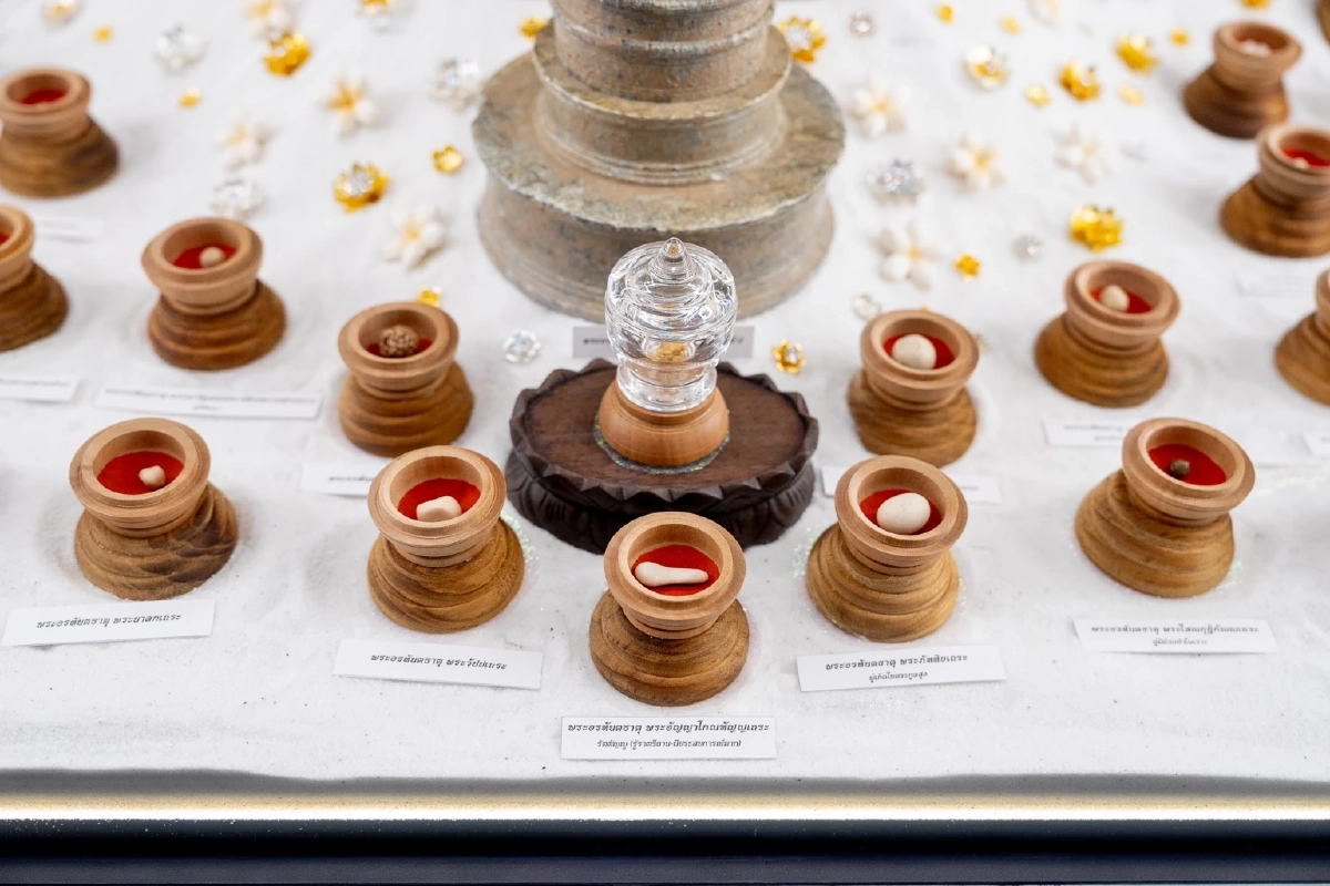 วัดปทุมวนารามอัญเชิญ “พระบรมสารีริกธาตุ 5 พระองค์” ให้สรงน้ำใกล้ชิด