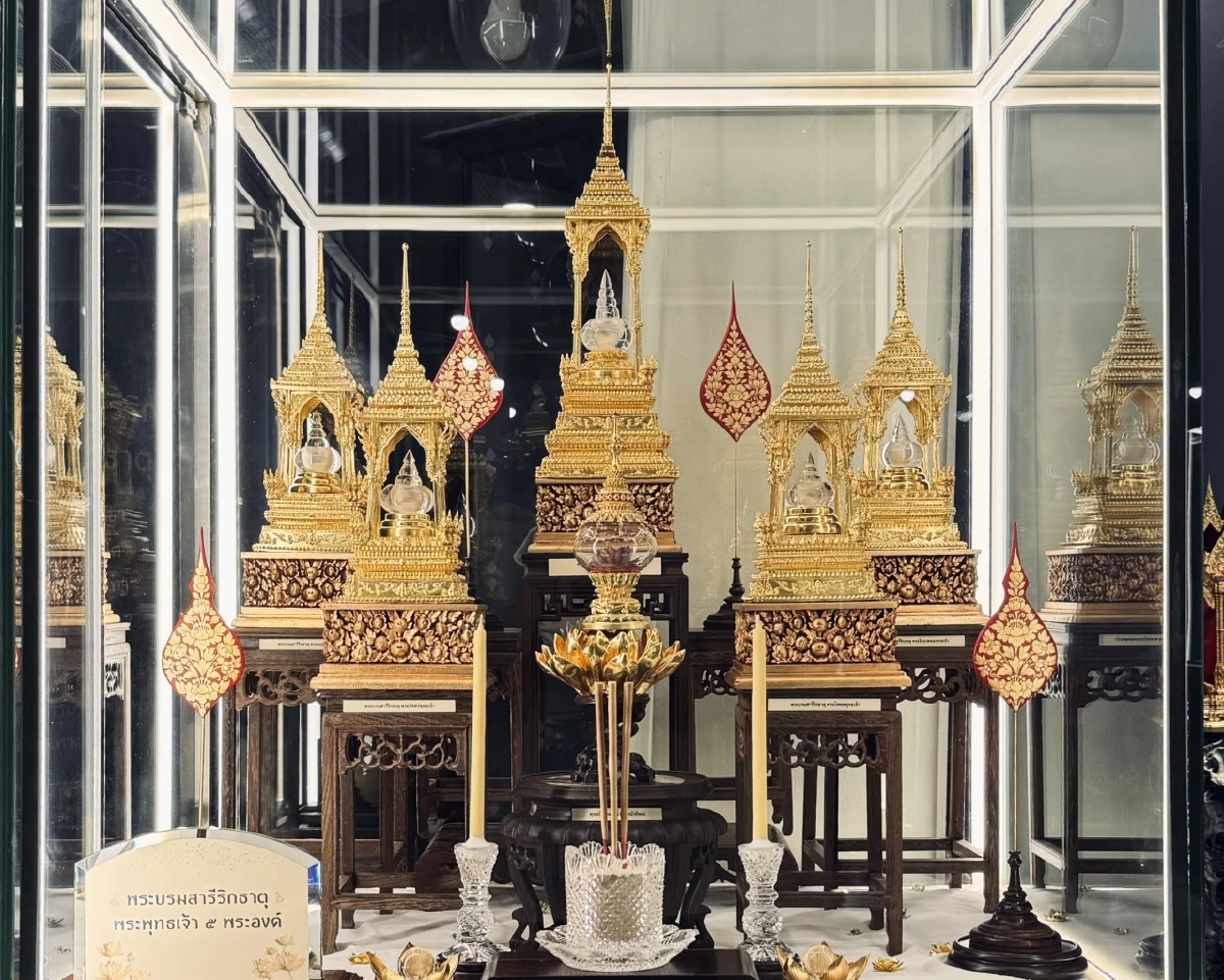 วัดปทุมวนารามอัญเชิญ “พระบรมสารีริกธาตุ 5 พระองค์” ให้สรงน้ำใกล้ชิด