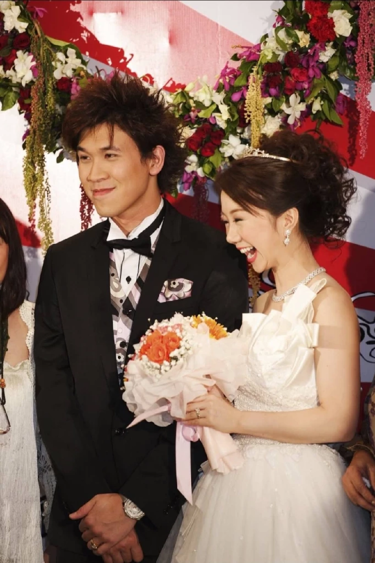 แซวยับ! "เบียร์ ใบหยก" เปิดภาพแต่งงาน "บี สุนทรี" เมื่อ 17 ปีที่แล้ว