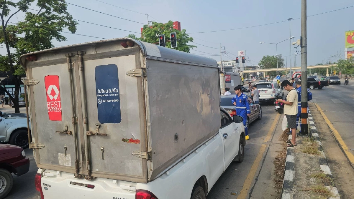 สาวเหยียบคันเร่งพลาด! พุ่งชนวินาศสันตะโร 7 คันรวด กลางแยกขนส่งลำปาง