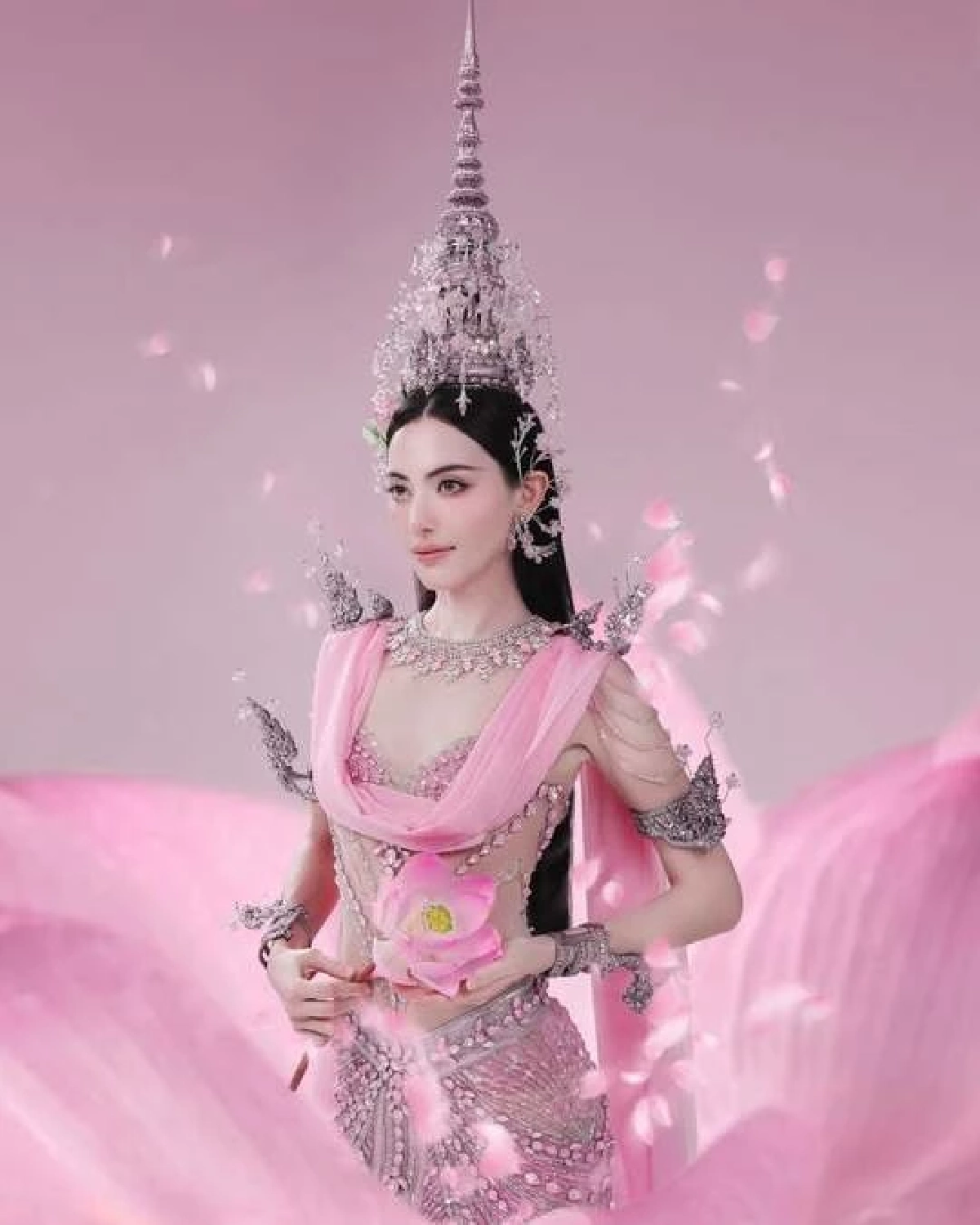 สวยตาแตก! "ใหม่ ดาวิกา" แปลงโฉม เป็นนางสงกรานต์ 2569 สุดจึ้ง