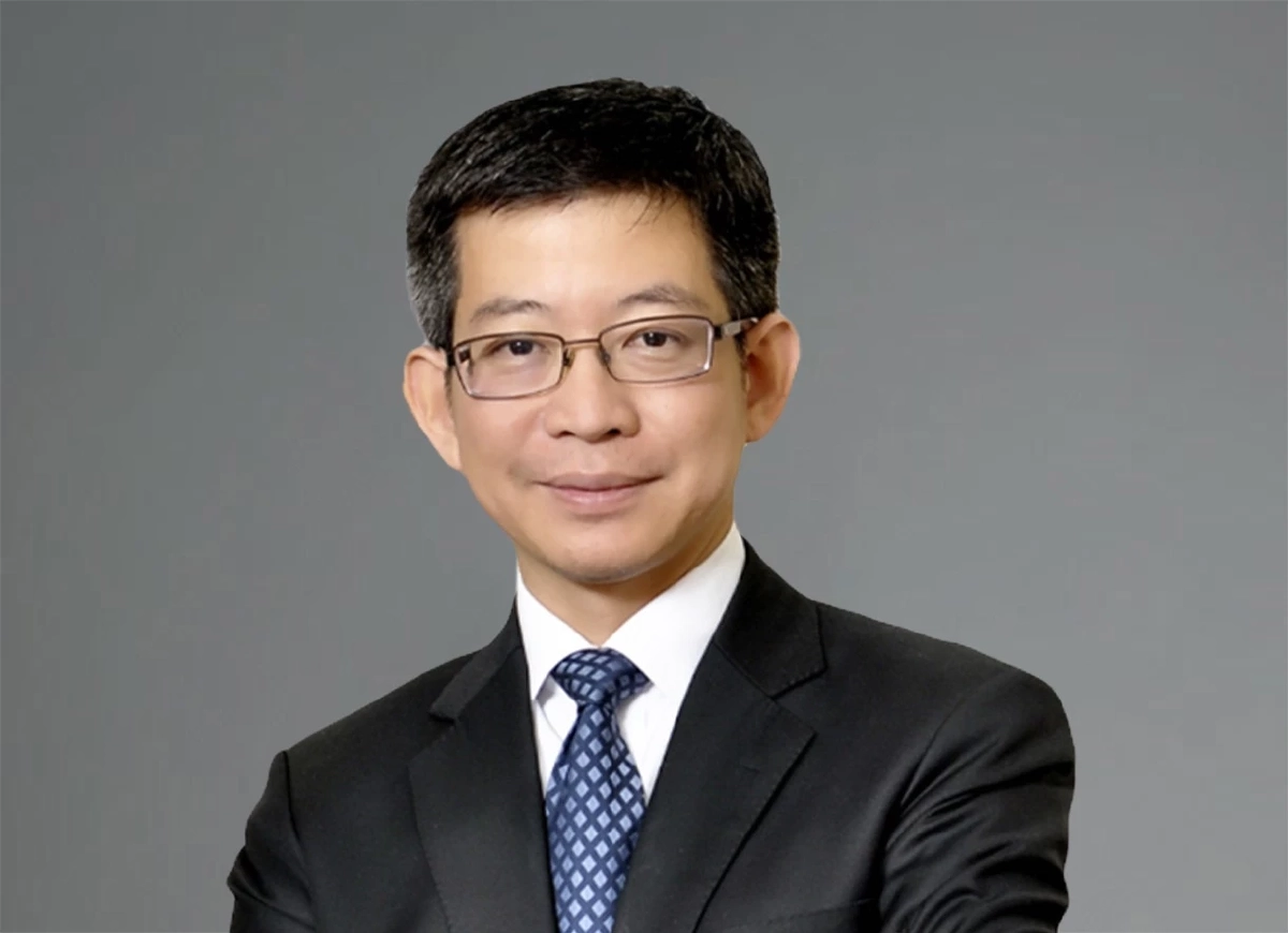 นายกอบศักดิ์  ภูตระกูล