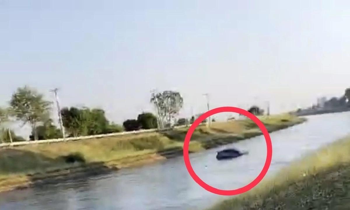 ทหารยศพันเอก เดินทางมางานเลี้ยงรุ่น ขับเก๋งเสียหลักตกคลอง ดับสลด