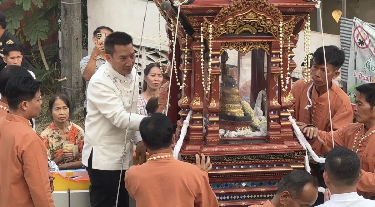 สาธุ! 1 ปีมีครั้งเดียวอัญเชิญ “พระเจ้าแก้วมรกตดอนเต้า” ให้ประชาชนสรงน้ำใกล้ชิด