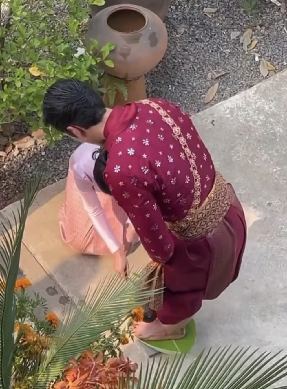 รู้ไว้ใช่ว่า! “ล้างเท้าเจ้าบ่าว“ พิธีโบราณของเจ้าบ่าวอีสาน ก่อนขึ้นเรือนขอเจ้าสาว