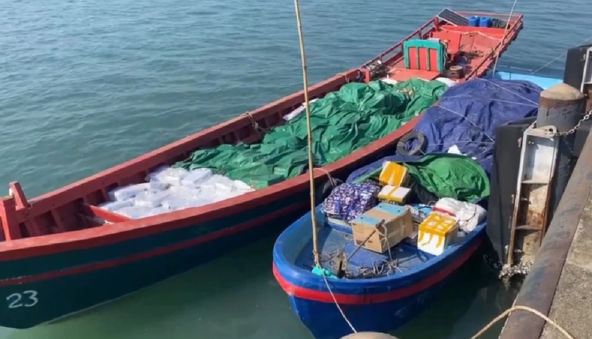 จับเรือเมขร 4 ลำ ลักลอบขนเสบียงสินค้าไทยกลางดึก ลูกเรือโดดน้ำหวังหนี แต่ไม่รอด