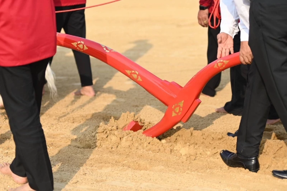 ปลัดเกษตรฯ ซ้อมย่อยเพื่อเตรียมความพร้อมพระราชพิธีพืชมงคลจรดพระนังคัลแรกนาขวัญ ประจำปี 2569 ณ มณฑลพิธีท้องสนามหลวง
