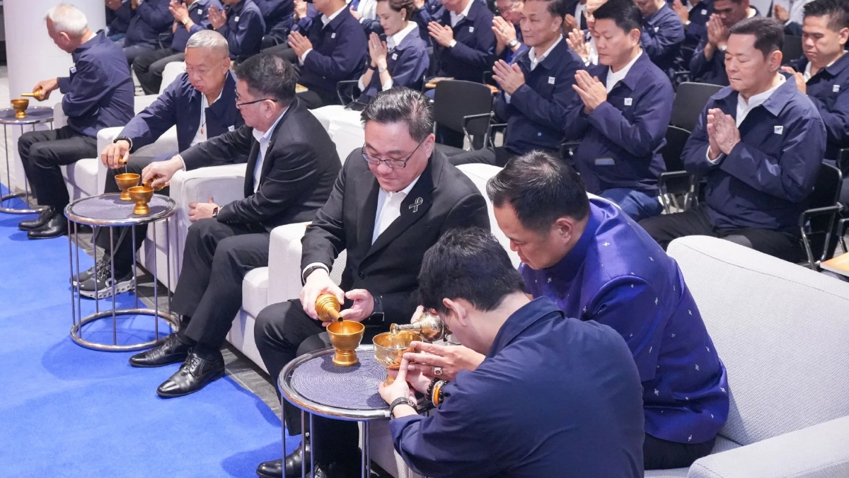 ชื่นมื่น "หนู-หนิม" กรวดน้ำร่วมกัน สื่อถามอโหสิกรรมให้กันแล้วหรือ?