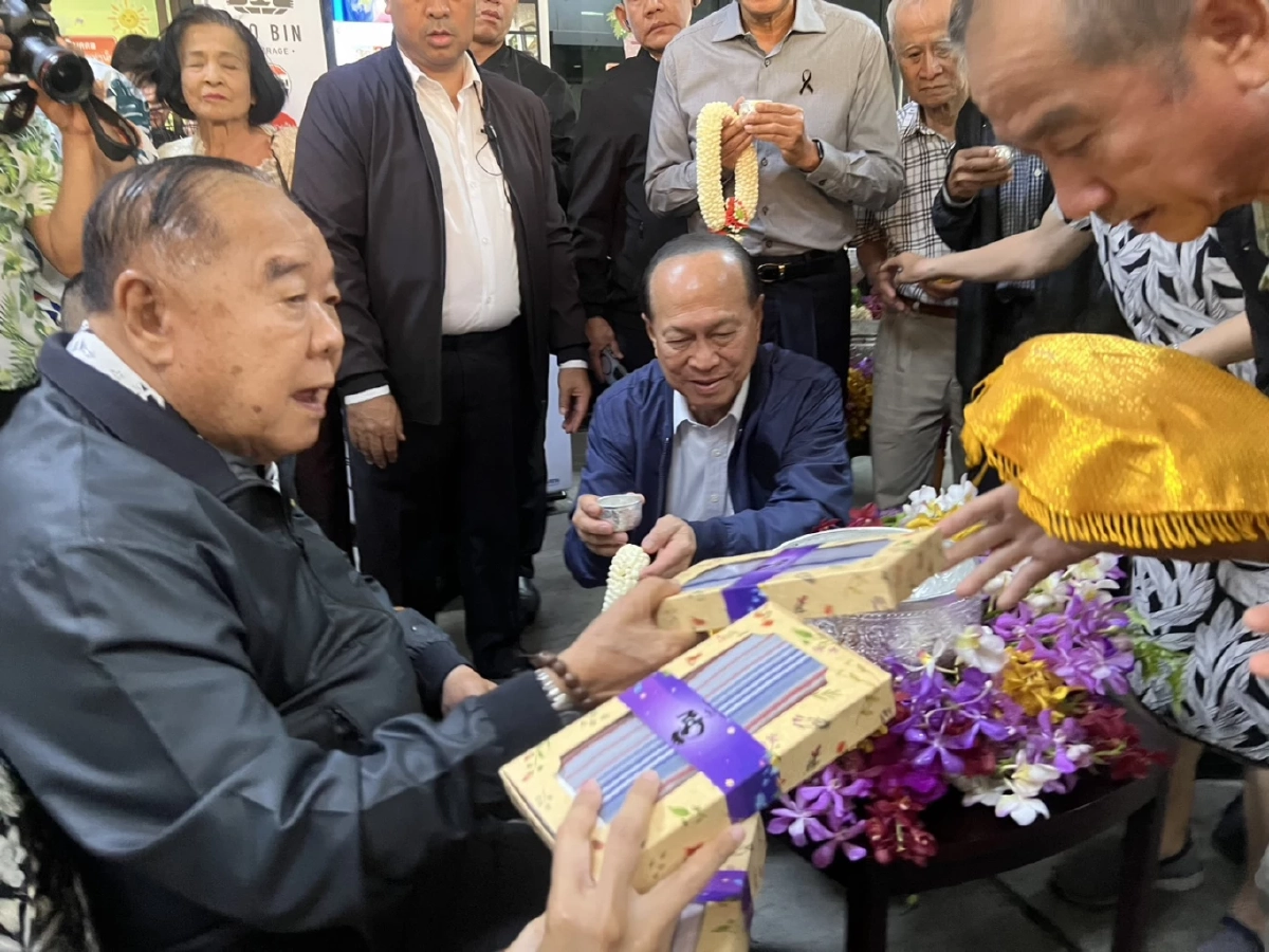 ป่ารอยต่อแตก! แห่รดน้ำดำหัว "บิ๊กป้อม" พรึบ ตท.6-คนดังพรึบ รับพรสงกรานต์ 69