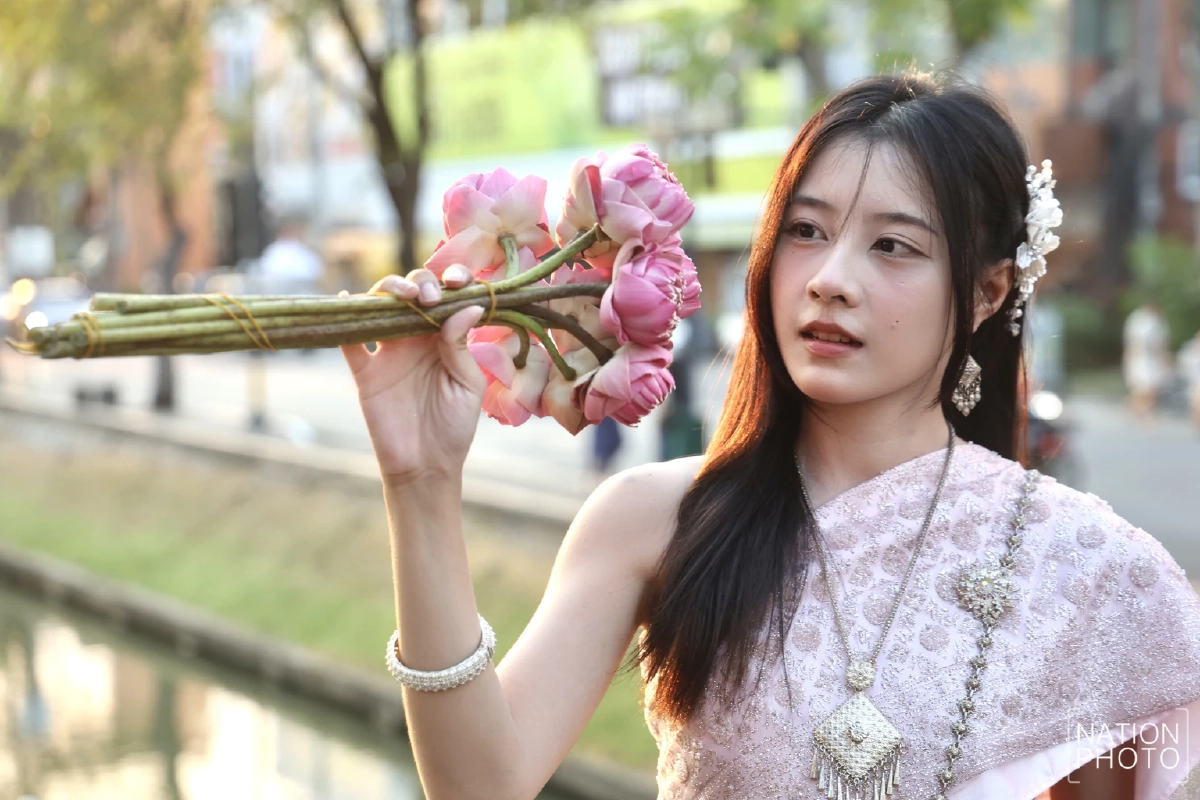 ขึ้นตามความนิยม! ดอกบัวที่เชียงใหม่ พุ่งช่อละ 120 หลังวัยรุ่นแห่ถือถ่ายรูป