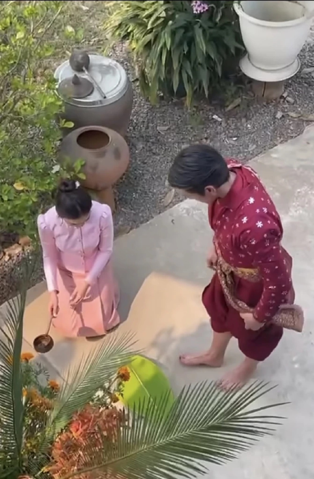 รู้ไว้ใช่ว่า! “ล้างเท้าเจ้าบ่าว“ พิธีโบราณของเจ้าบ่าวอีสาน ก่อนขึ้นเรือนขอเจ้าสาว