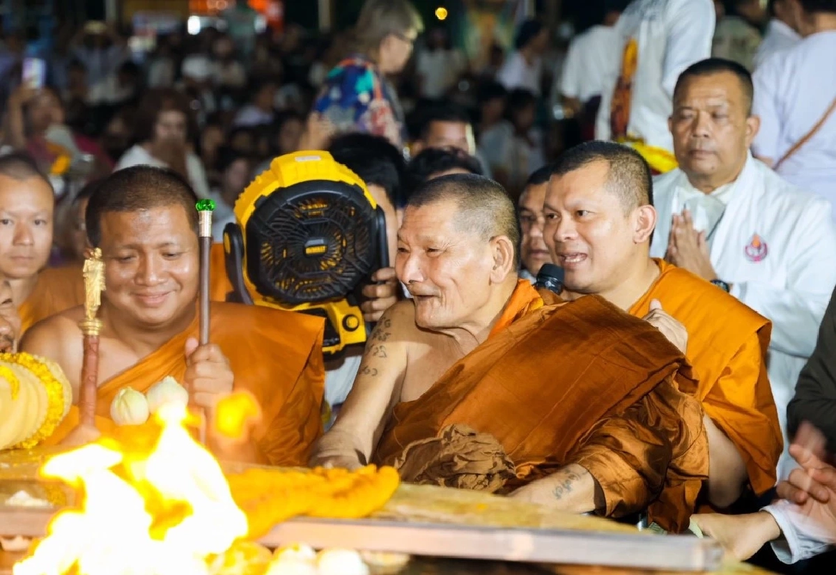 เลขเด็ด 'หลวงปู่ศิลา' ทะเบียนรถป้ายแดง พิธีบวงสรวง 'พญานิลกาฬ เทพสถิต' คึกคัก