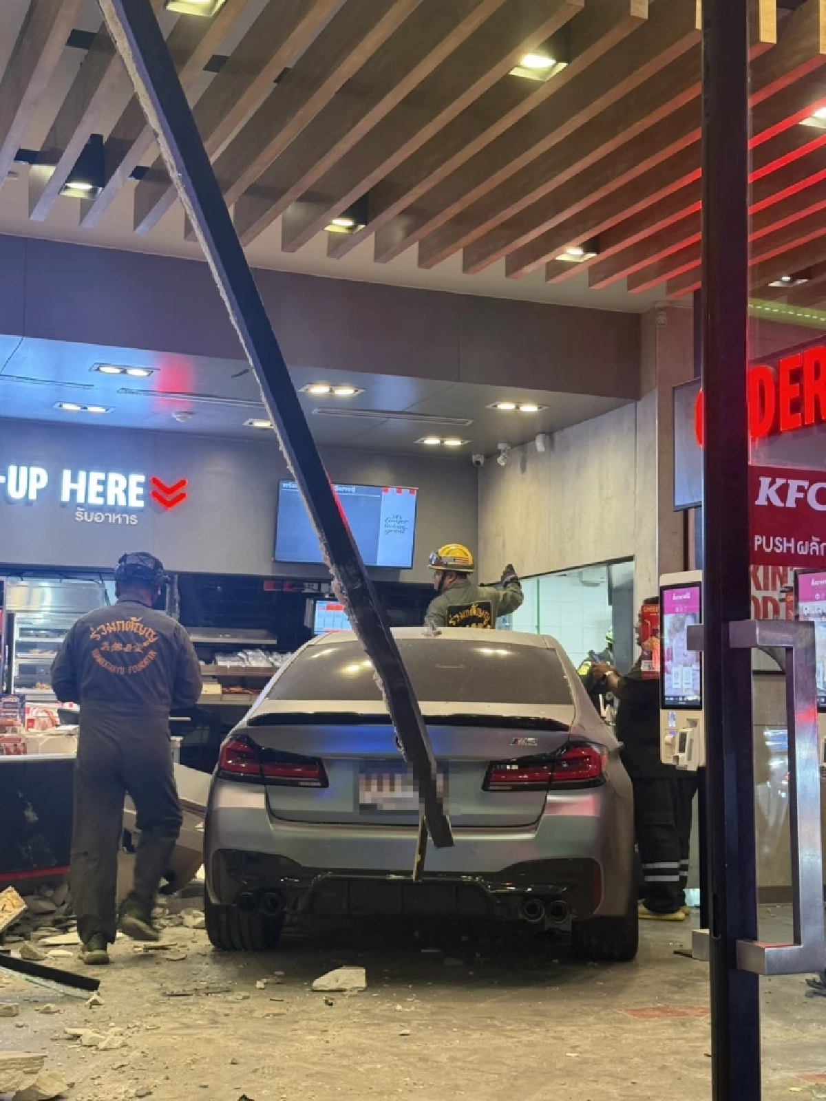 ระทึกเก๋งพุ่งอัด KFC กลางปั๊มดัง ไรเดอร์-ลูกค้าเจ็บระนาว 6 ราย (มีคลิป)