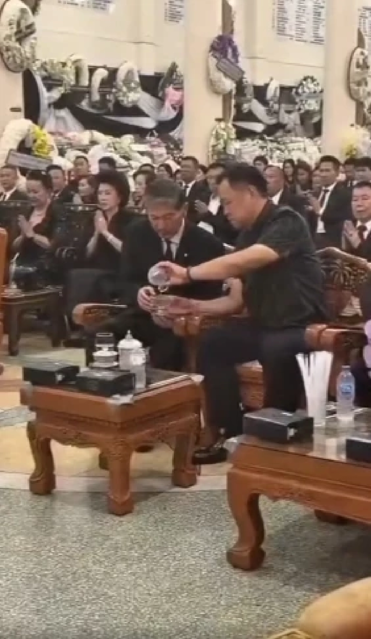 มาตามสัญญา.. "อนุทิน" นั่งเคียงข้าง "เฉลิม อยู่บำรุง" ในวันที่สูญเสียภรรยา