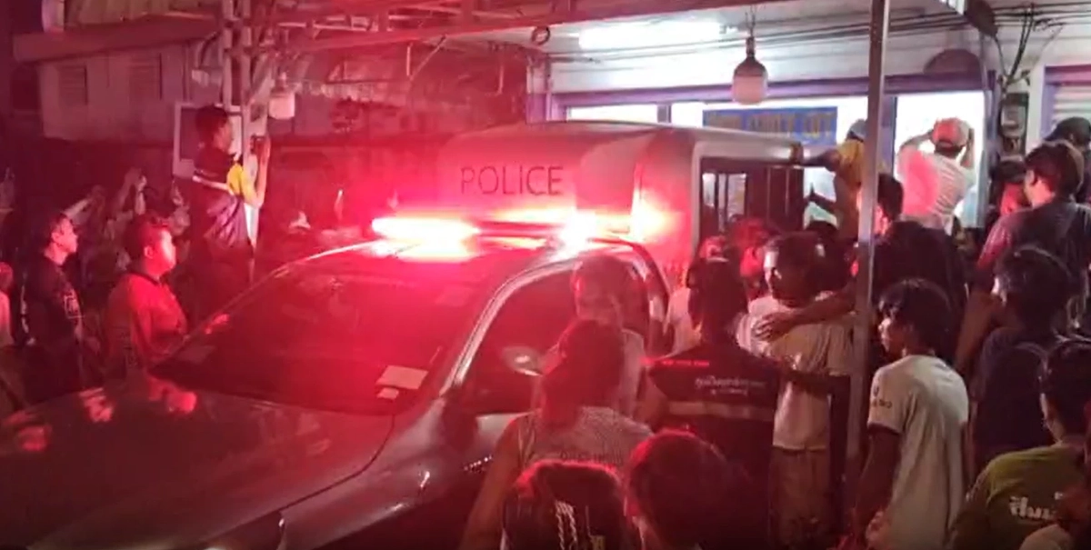 ศึกรักสามเศร้า! ช่างทำผมคว้าสากทุบหนุ่ม 26 ดับ สุดชุลมุนเพื่อนนับร้อยแห่ปิดล้อมร้าน