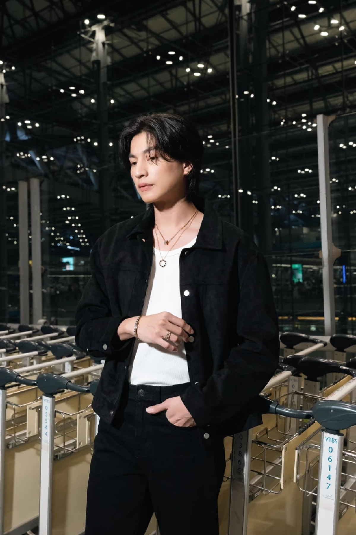 ฮอตทะลุปารีส! 'กลัฟ คณาวุฒิ' ออร่าแรง Airport Look เรียบหรู