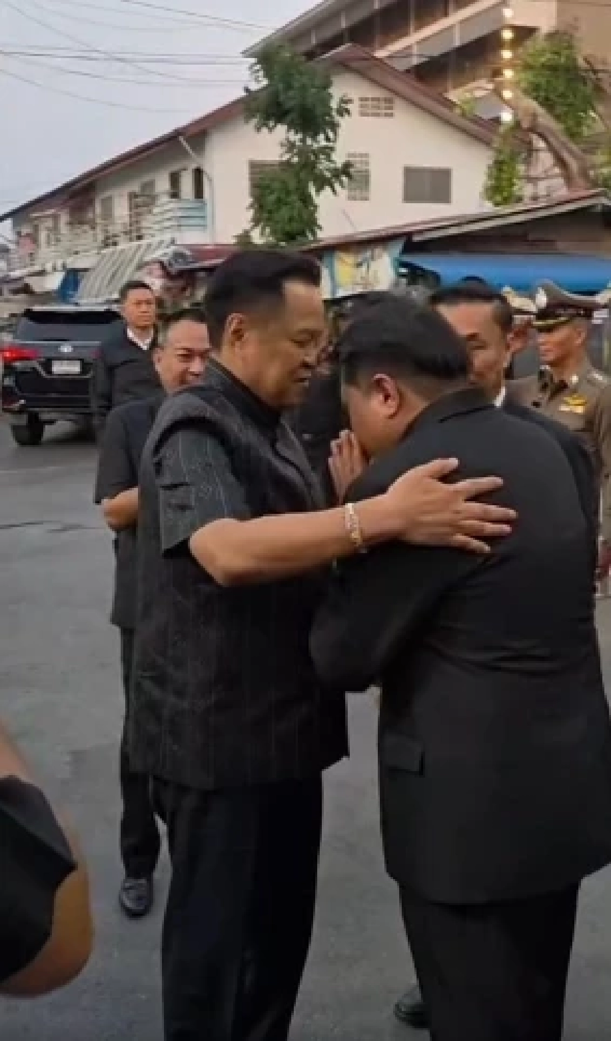 มาตามสัญญา.. "อนุทิน" นั่งเคียงข้าง "เฉลิม อยู่บำรุง" ในวันที่สูญเสียภรรยา