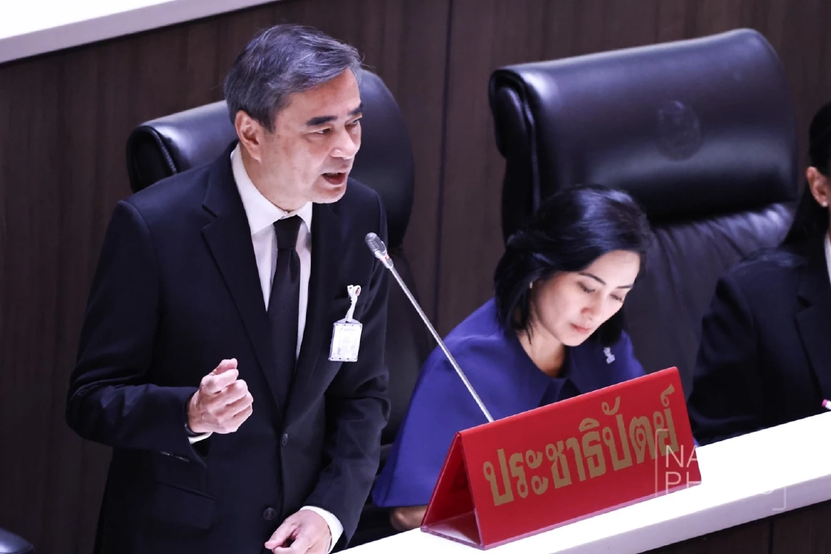 "อภิสิทธิ์" ถล่มนโยบายรัฐบาล ลับ ๆ ล่อ ๆ เหน็บ "พิพัฒน์" ผู้แทนธุรกิจโรงกลั่น