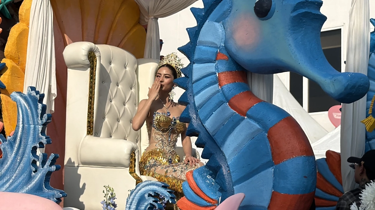 ชาวชลบุรี แห่ต้อนรับ “หนิง ปีทมา” อย่างยิ่งใหญ่ ฉลองมงทอง