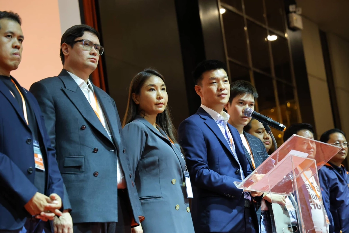 "เท้ง" นำ 10 สส. แถลงสู้คดีจริยธรรม ยันแก้ 112 ไม่ได้มุ่งร้ายระบอบฯ  จากนี้ไร้เพดานไม่เลิกอุดมการณ์