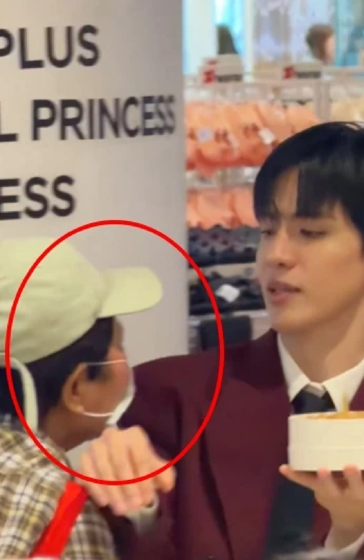 คลิป 'ฟิล์ม ธนภัทร' ถูกจู่โจมกะทันหัน FC แฉพฤติกรรม'แม่เฒ่า' ระวัง