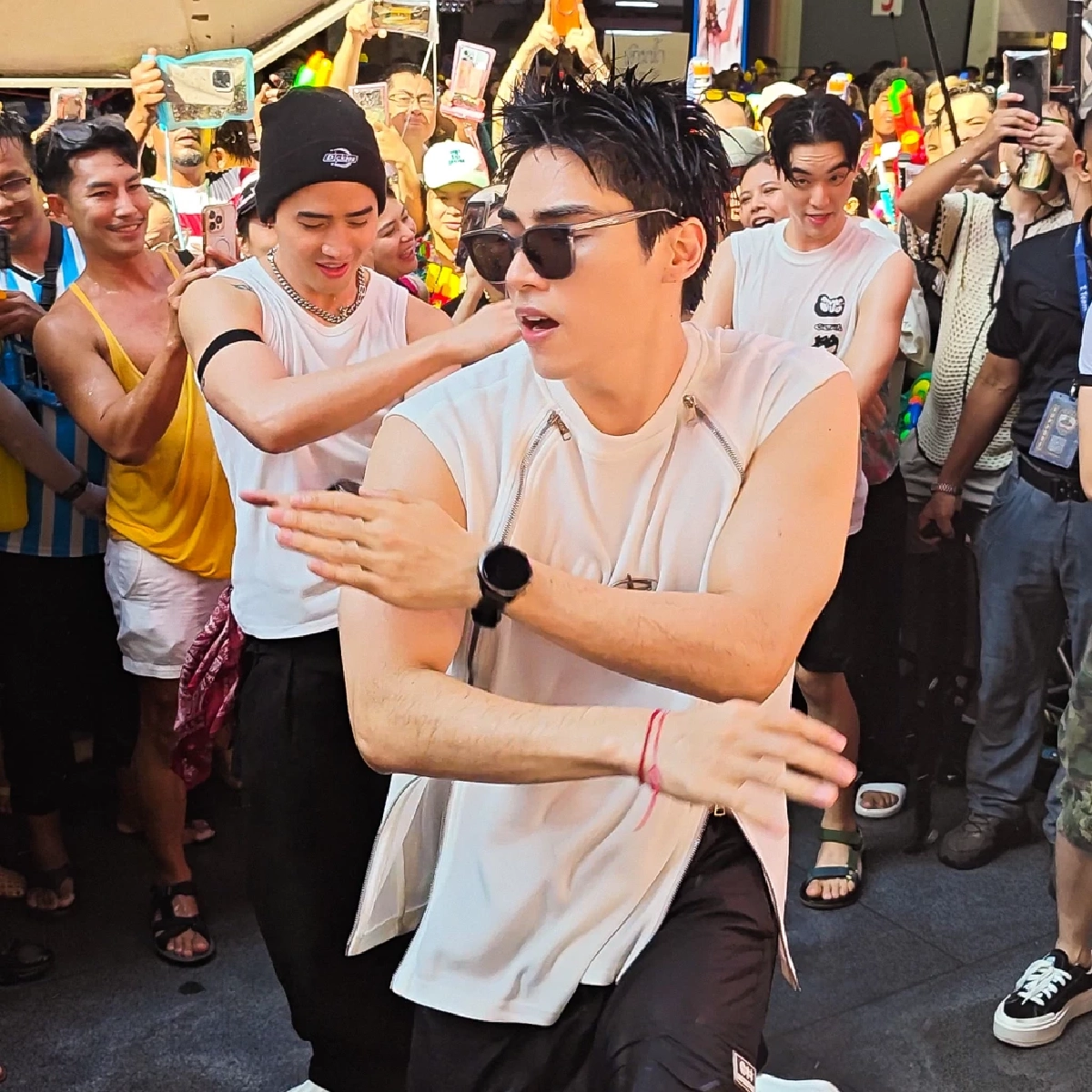 'อัพ-ภูมิ' นำทีม 'Love of Silom' สาดความมันส์สงกรานต์ ทำกรี๊ดสนั่น