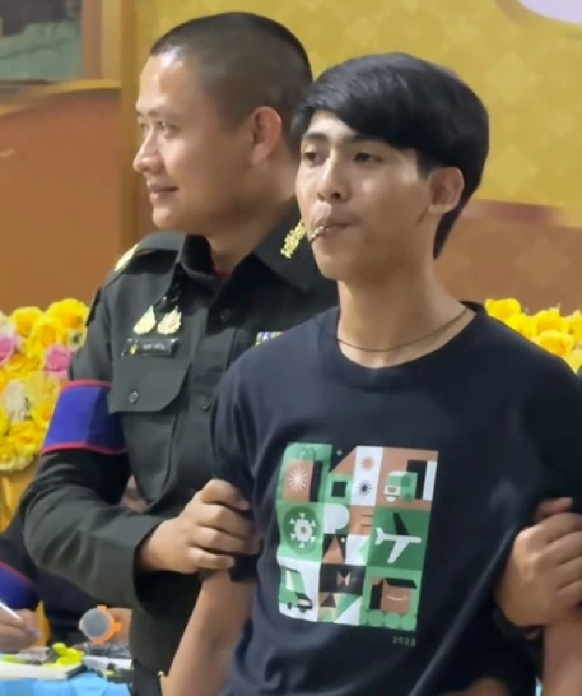 แม่ทัพมารับเอง! หนุ่มเกณฑ์ทหาร อมสร้อย "พระนเรศวร" จับใบดำ-ใบแดง