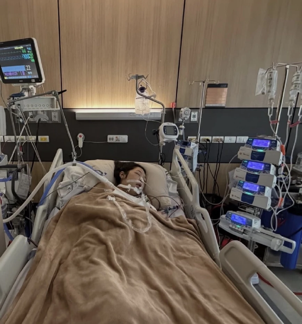 อัปเดตอาการ! "คุณหญิงแมงมุม" วิกฤตเข้า ICU "เสธ.ดอลล่าร์" เฝ้าไม่ห่าง