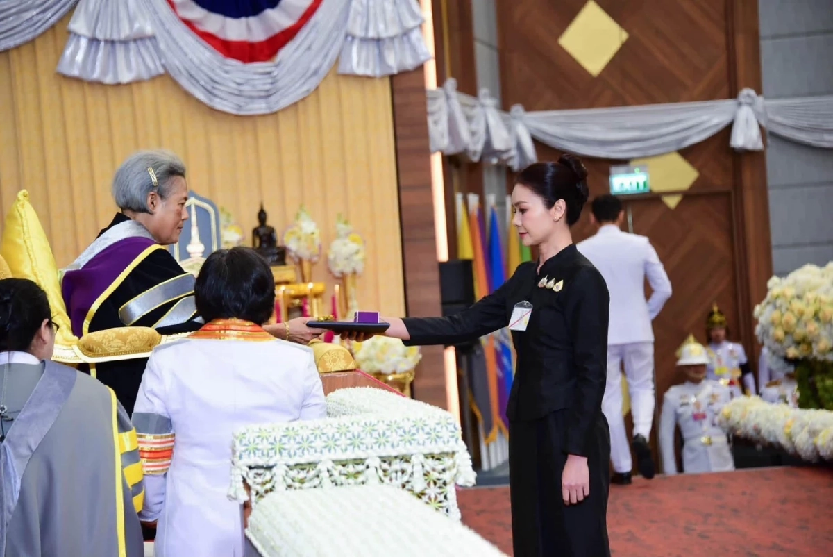 "ต่าย อรทัย" สุดปลาบปลื้ม รับพระราชทานรางวัล "พระธาตุนาดูนทองคำ"